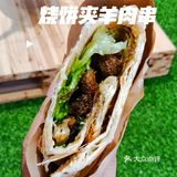 酥掉渣的烧饼包裹上肥瘦相间的肉串，分分钟勾起你的食欲！