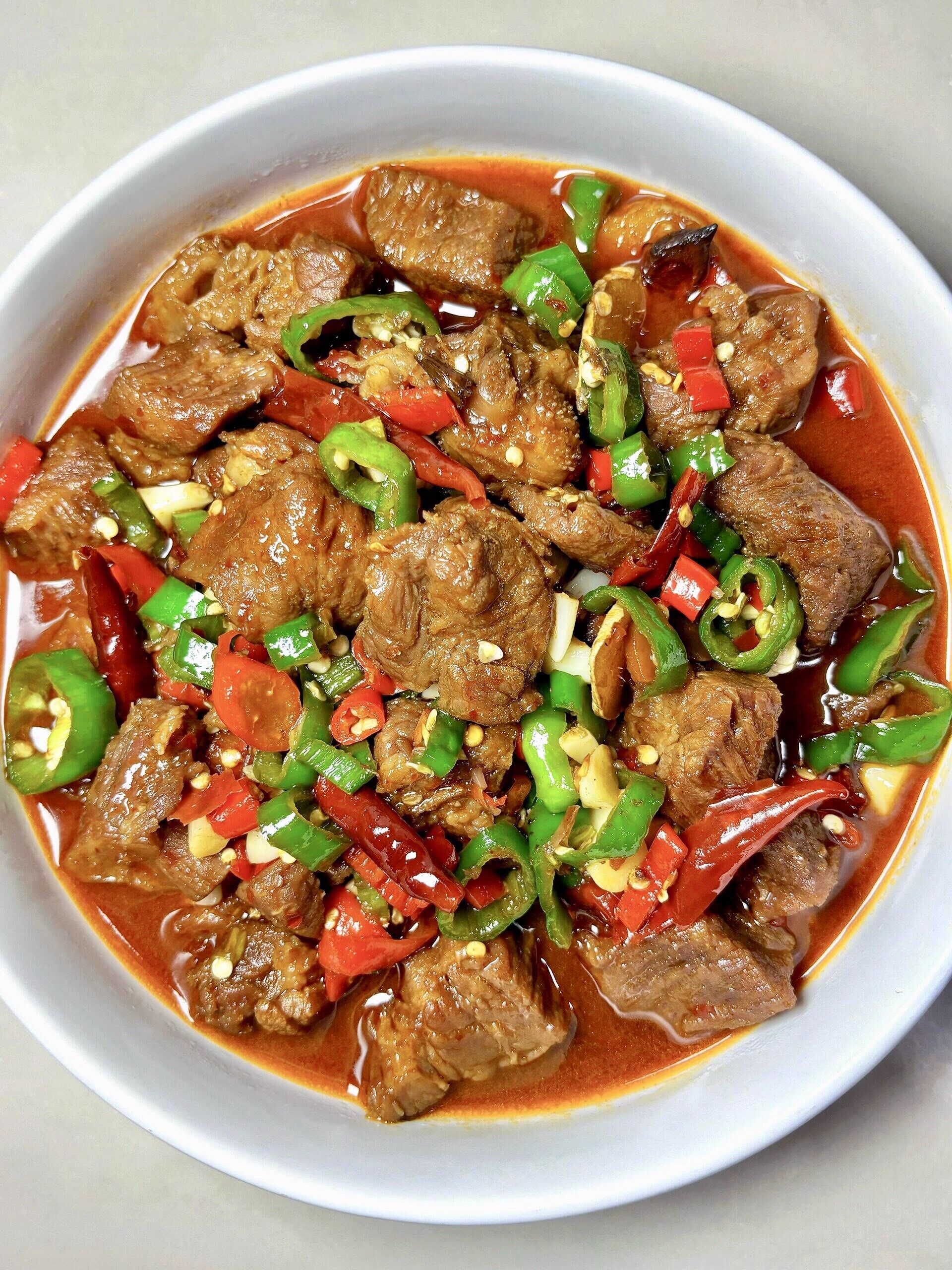 我的美食日记
香香辣辣的,牛腩被焖煮到既入味又有嚼头
不吃够3