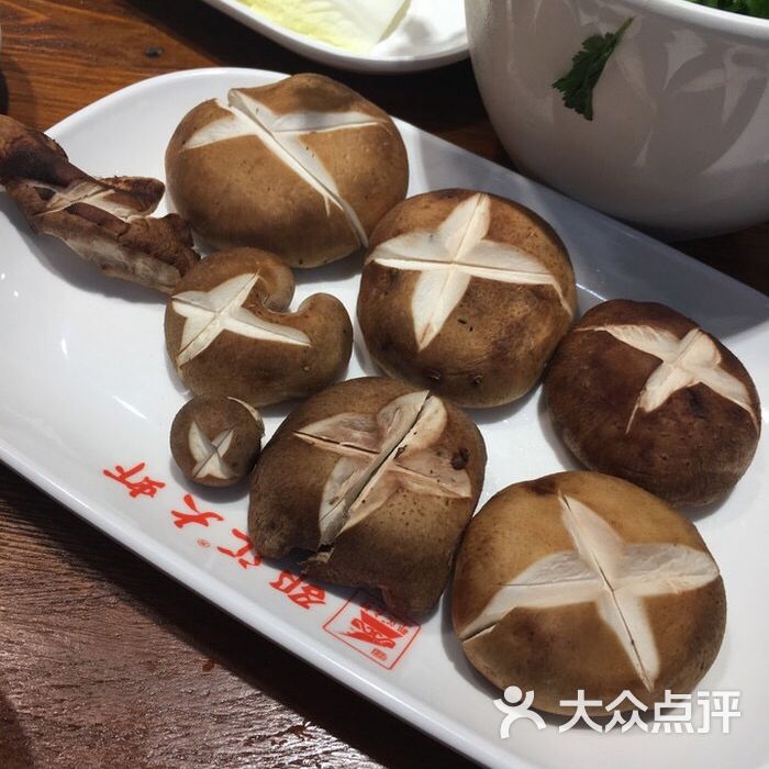 香菇火锅摆盘图片
