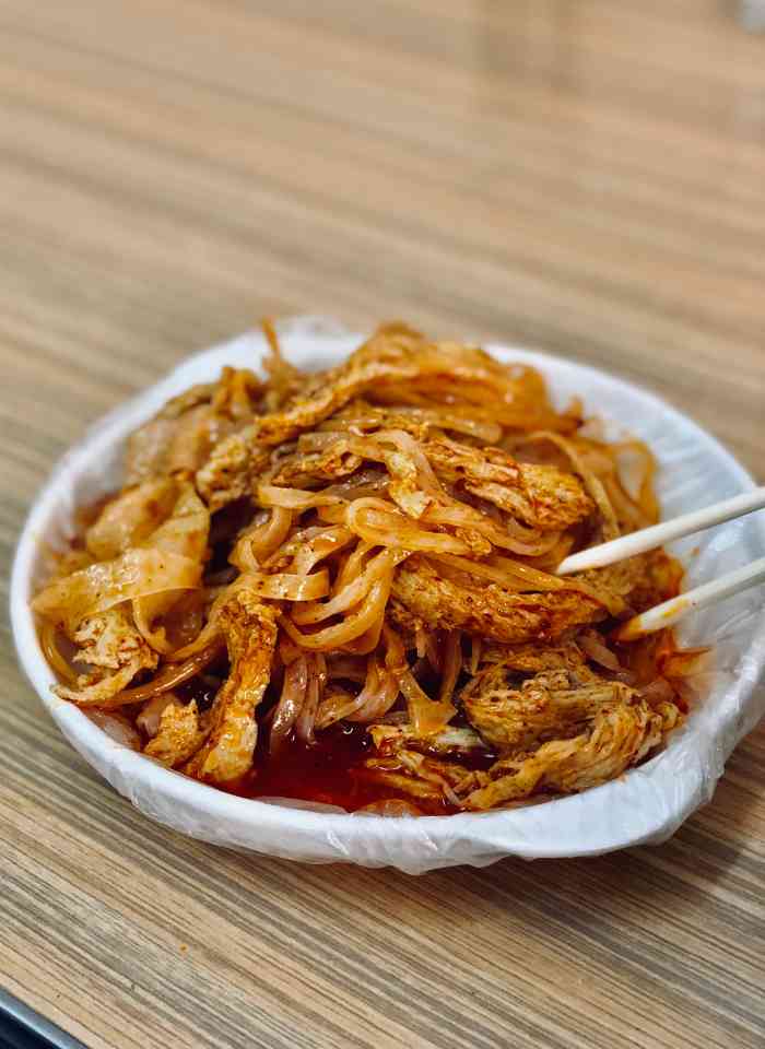 八亩沟擀面皮(万达店)-"生意还不错误,味道是我喜欢吃的,辣椒超多.