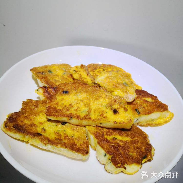 中火煎3分钟左右，期间需要翻面；5.呈金黄色时