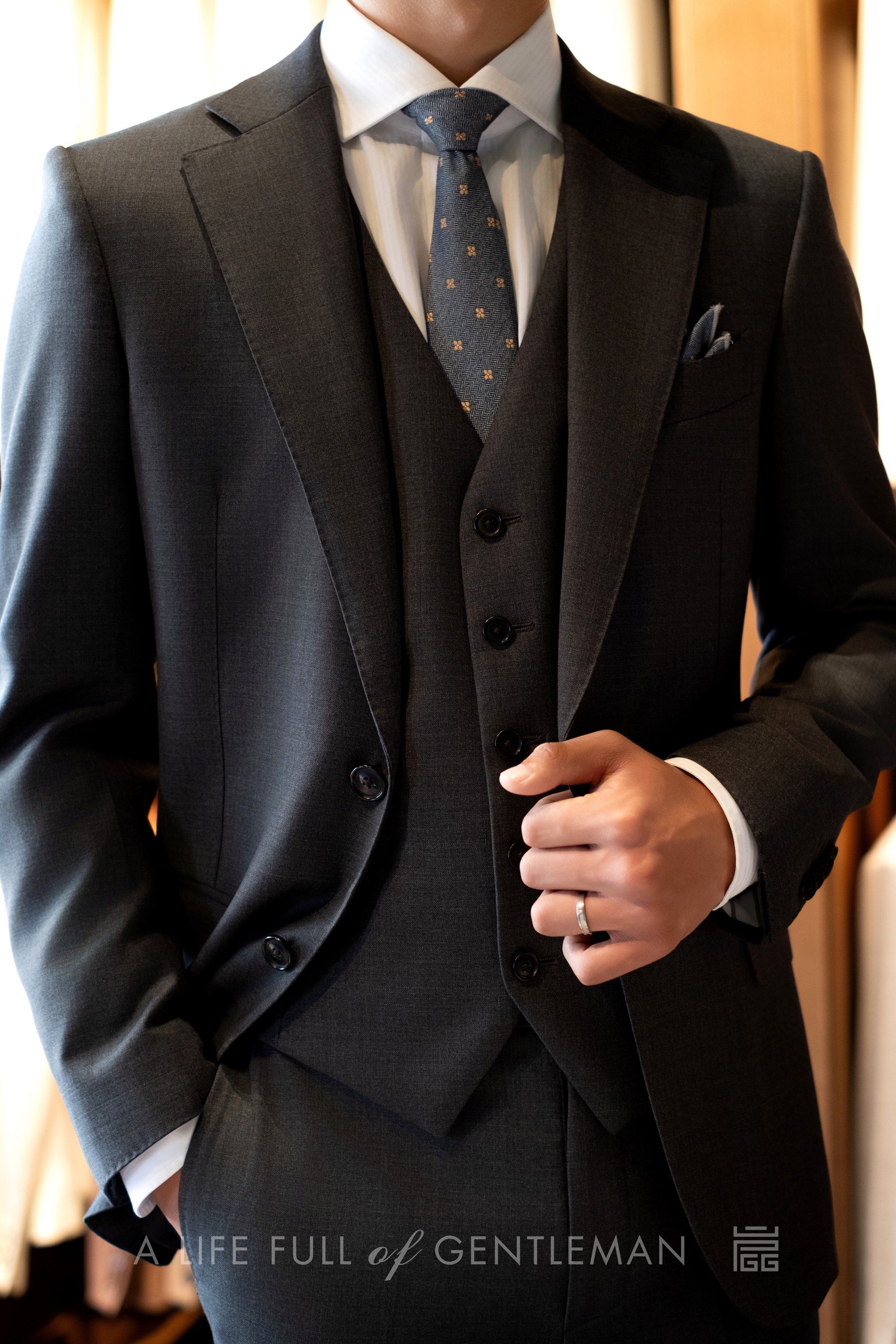 中灰色三件套邂逅白色衬衫与淡蓝色领带