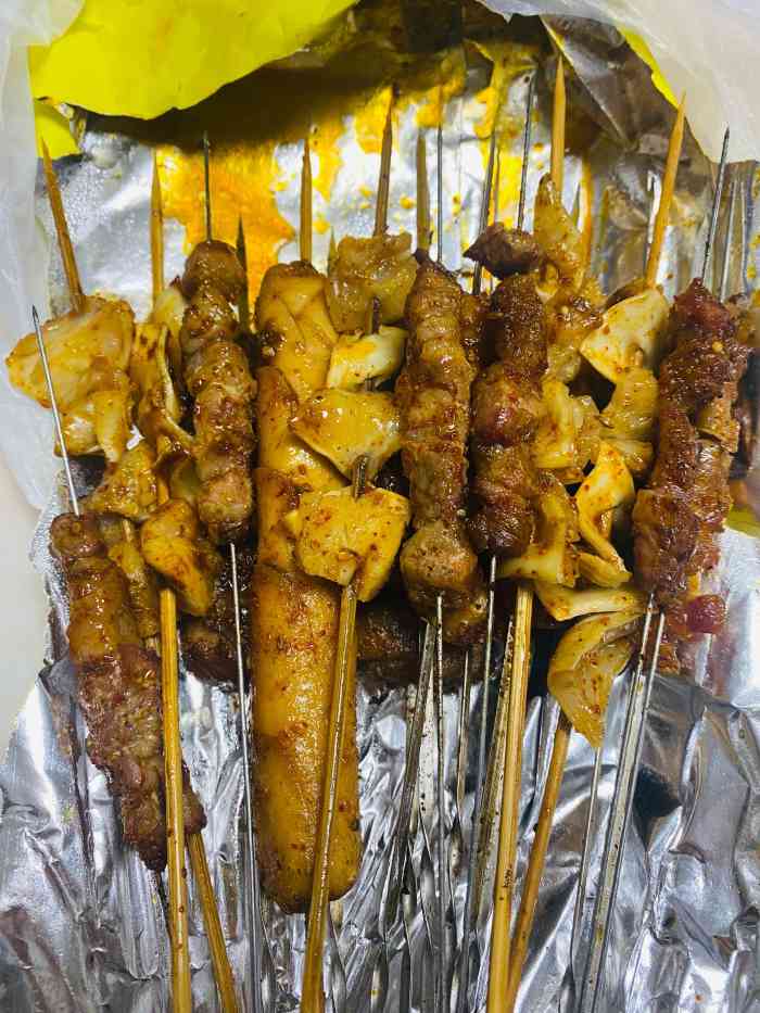 相见恨晚是我对这个宝藏串店的直观感受我们家人对羊肉串的喜爱与酒无