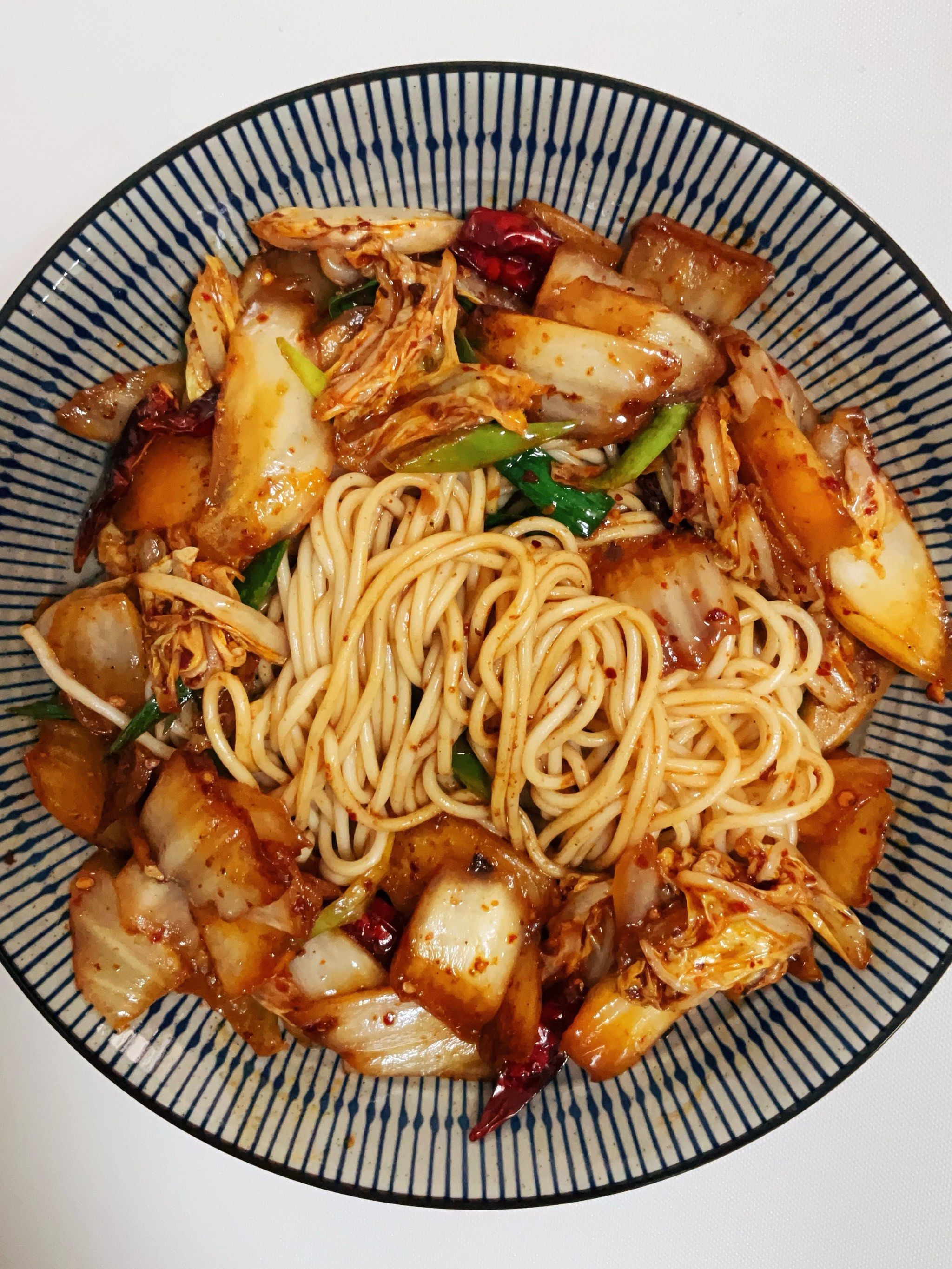 今天复刻兰州牛肉面馆的酸辣白菜盖浇面～
味道颜色都巨成功,果然