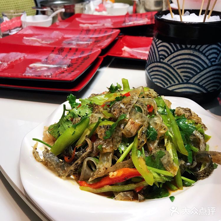 哈尔滨好吃的斑鱼火锅🐟晶莹剔透薄如蝉翼