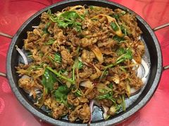 黄豆炖猪手，干炸蘑菇.干煸豆角.红焖羊肉.红烧小排骨.酸菜炖腔骨平锅香葱烤羊肉-巧味小馆