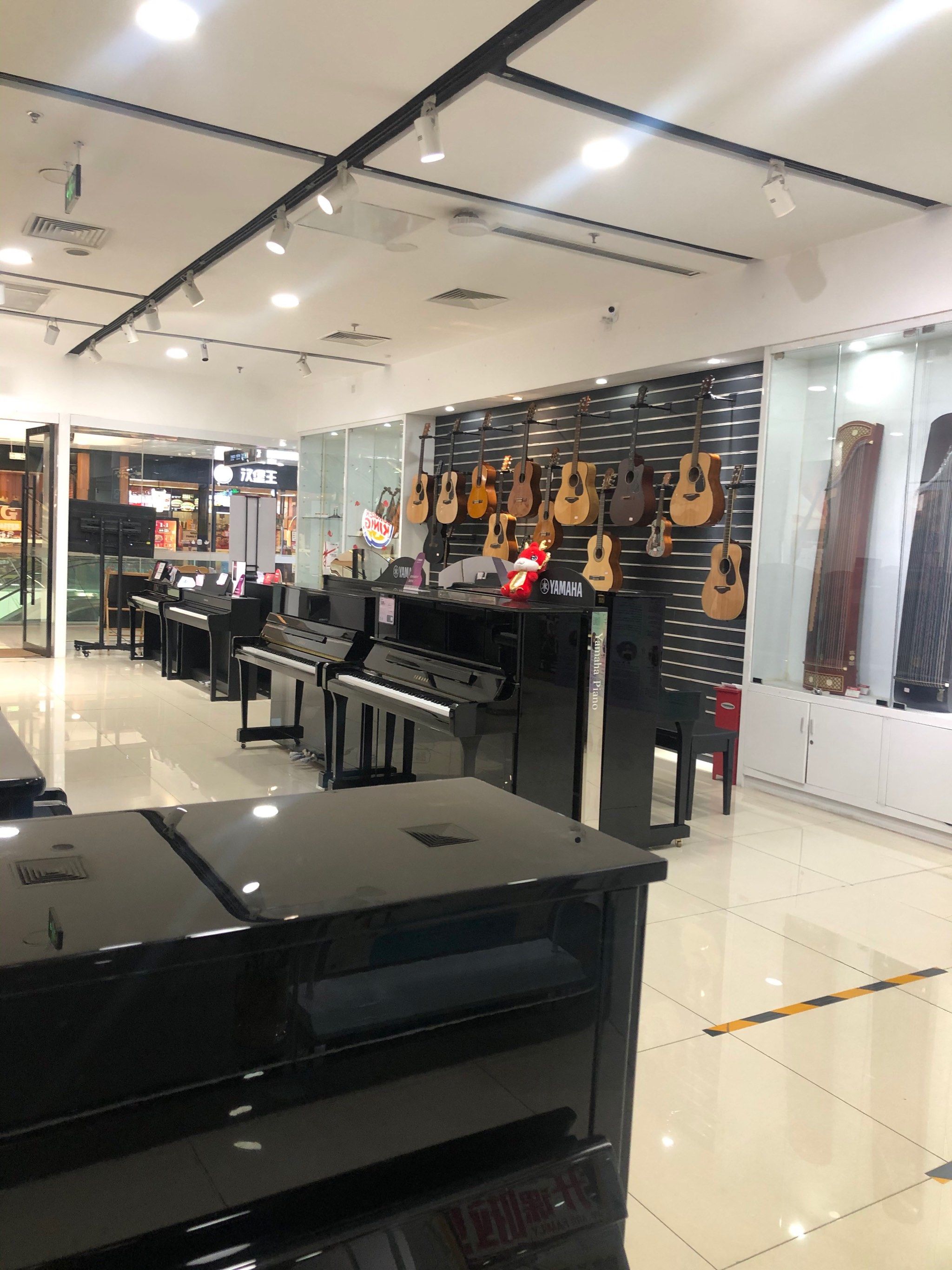 万达广场里雅马哈专卖店,店面整洁,货品齐全