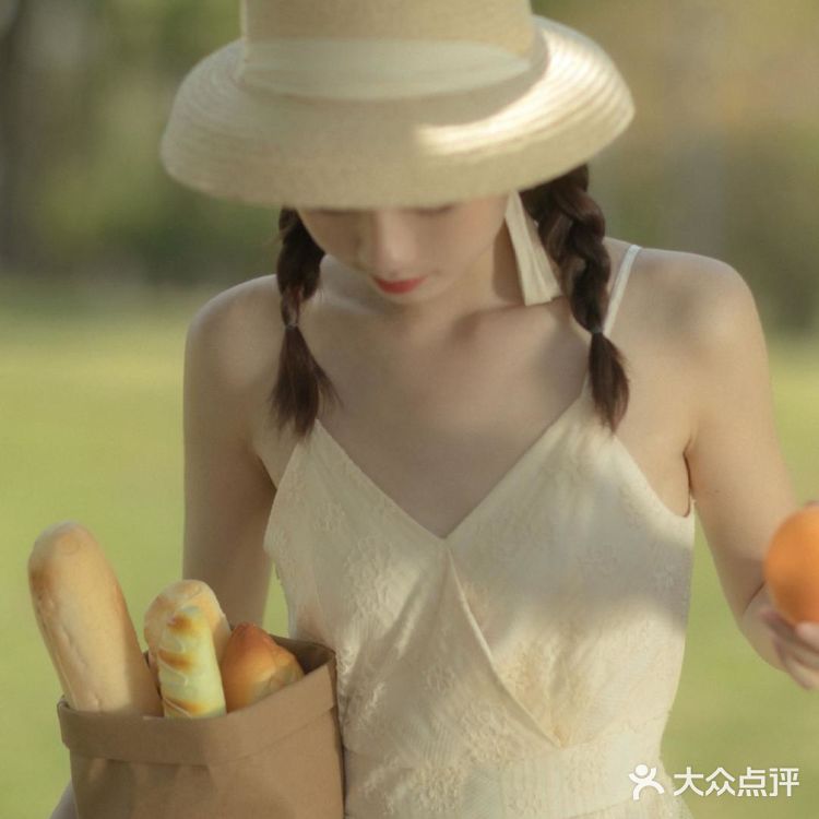 电影《情人》的女主角既视感