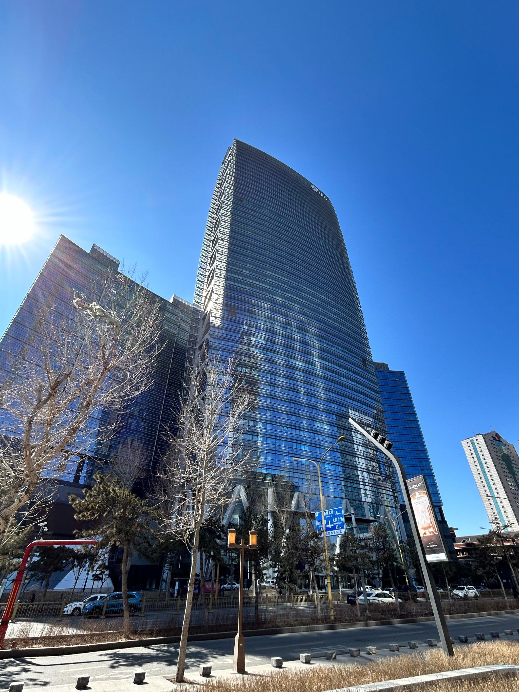 citywalk 
曾经长春的第一高楼
位于解放大路cbd
在万象城