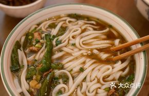 Spicy Fried Noodles with Rice Noodles Topping