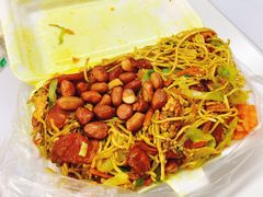 咖喱鸡蛋腊肠炒面-老婆婆炒饭(小白楼1902欧式风情街店)