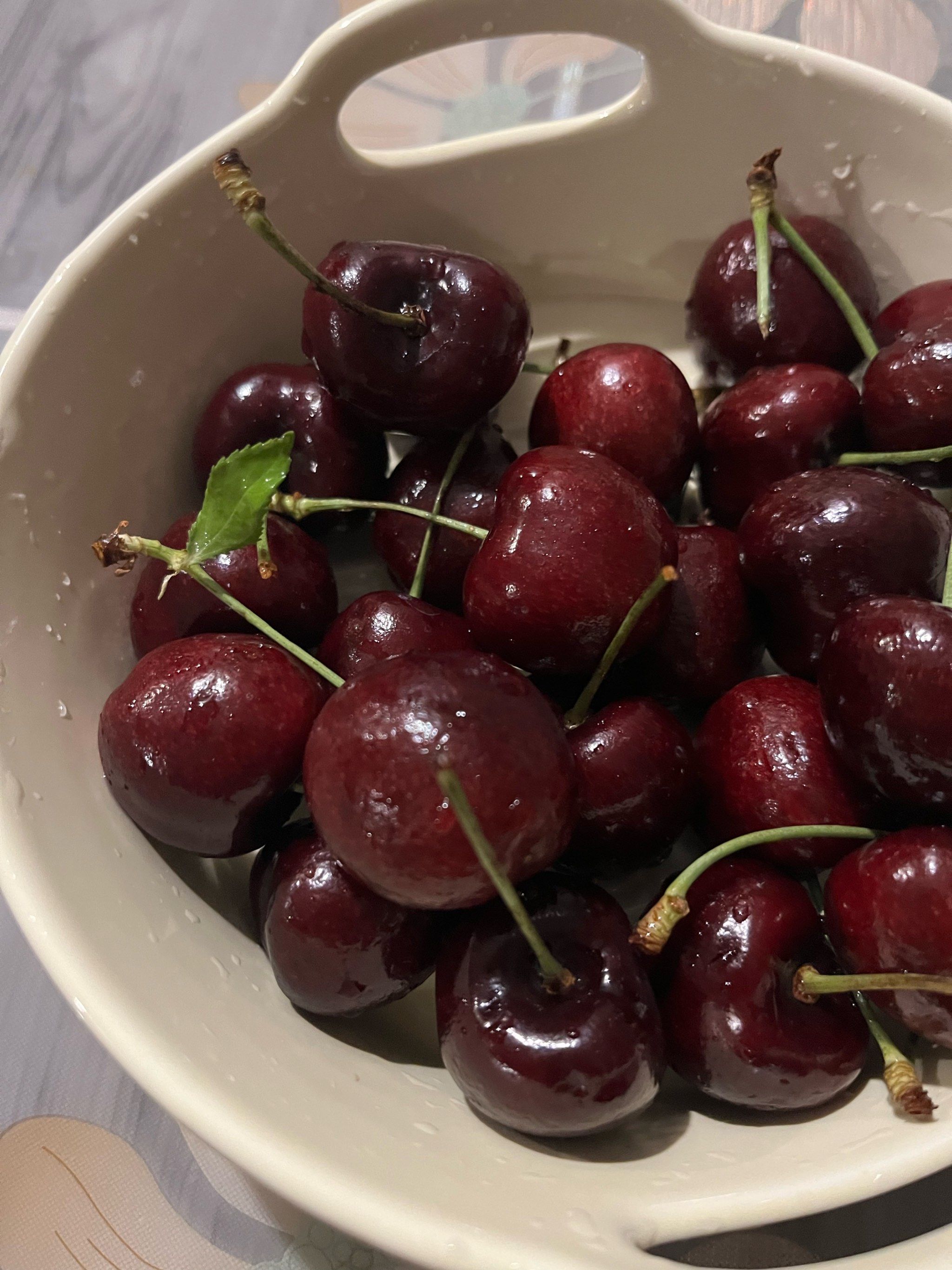 不错的,很新鲜,还有绿叶子在,今年车厘子🍒便宜#樱桃爱好者不可错过