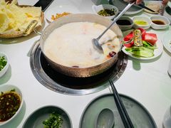 -洪氏嗨捞·广东猪肚鸡·椰子鸡火锅(西咸万象城店)