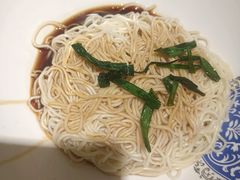 开洋葱油拌面-京城小江南·土菜馆·蒸白鱼(东四十条店)