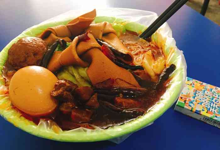 目前是夫妻俩一起经营 板面米线牛杂面 可以加豆皮鸡蛋丸子豆泡 自珑