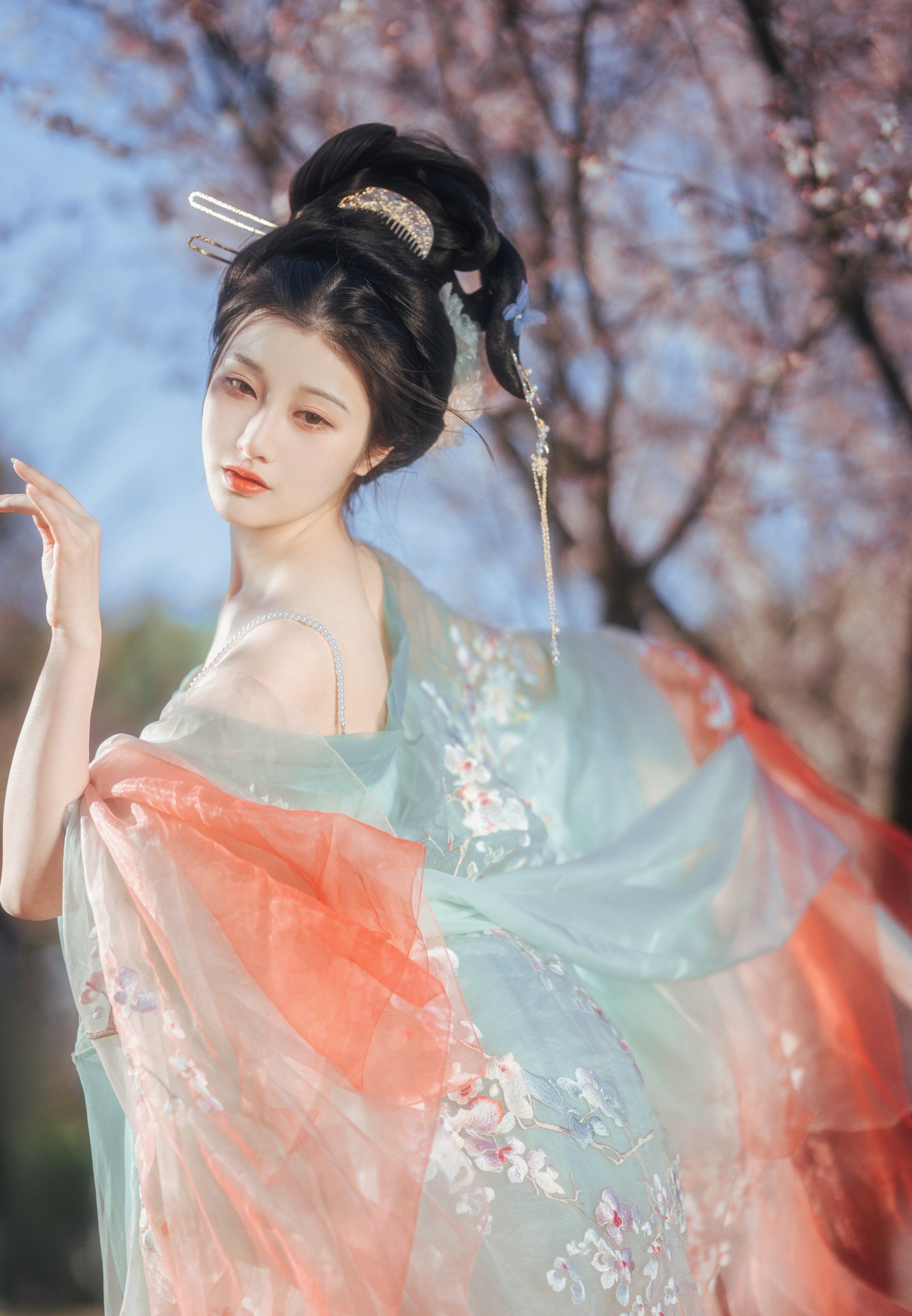 梨花下的汉服姿态