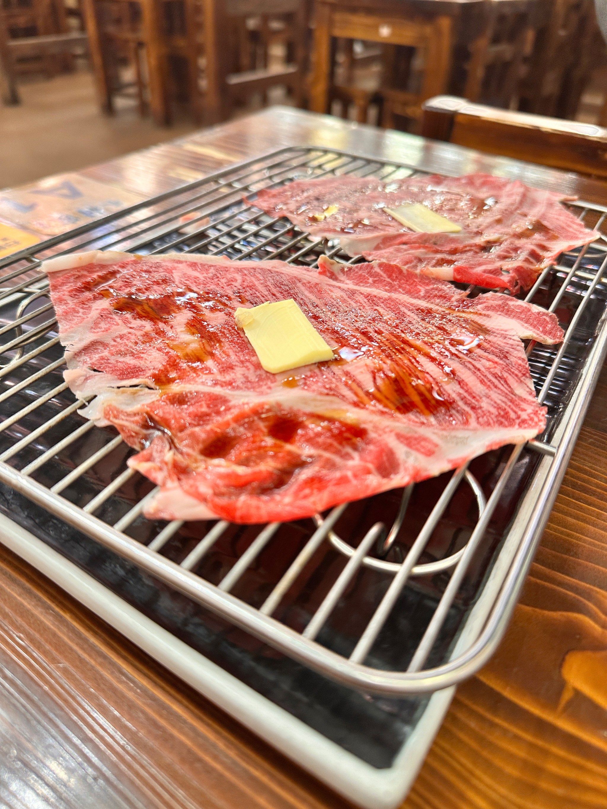 n最让我惊艳的是它家的头牌,铺天盖地火牛寿司,生牛肉片铺在烤网上