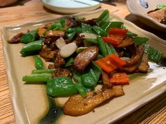 皱皮椒炒牛肝菌-缘生态云南菜·野生菌庭院餐厅(华侨城店)