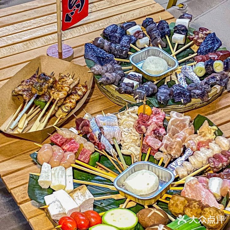 羡慕暨大的学生[流泪]学校后门的地摊烧鸟便宜又好吃！