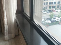 窗台上拐角的地方，明显没打伞，尘土都积赞了很厚-玫瑰汤泉酒店