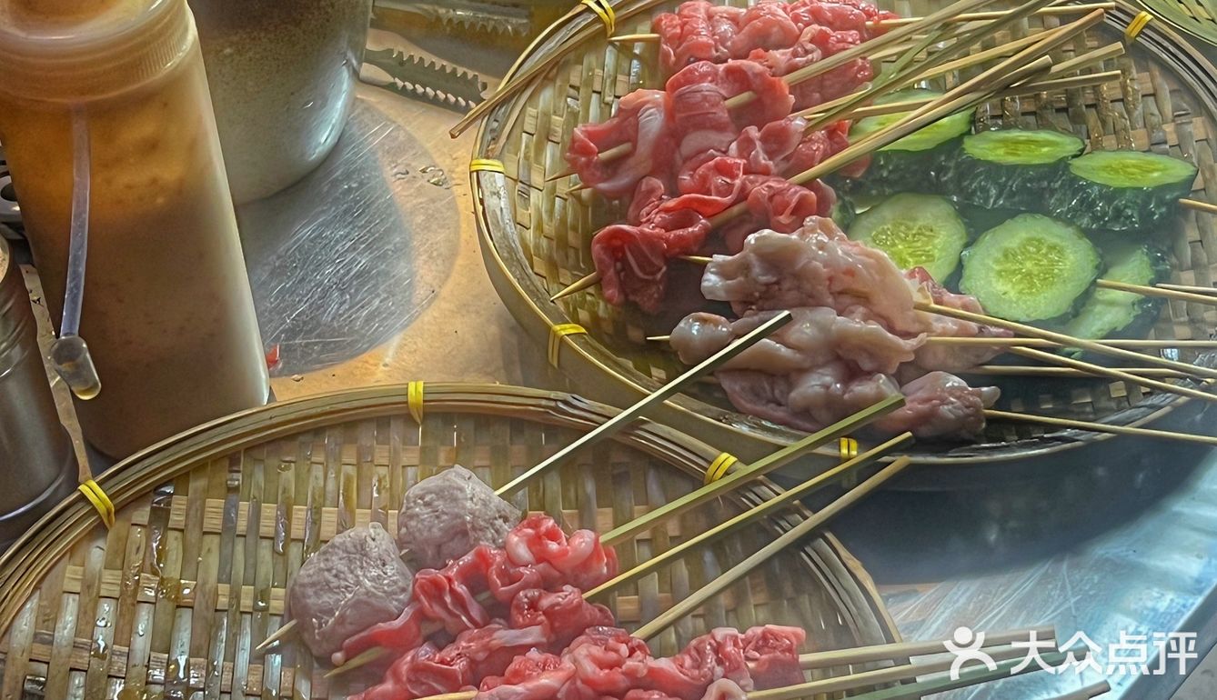 露天街边吃烤串才是厦门，白天肉铺晚上烤串