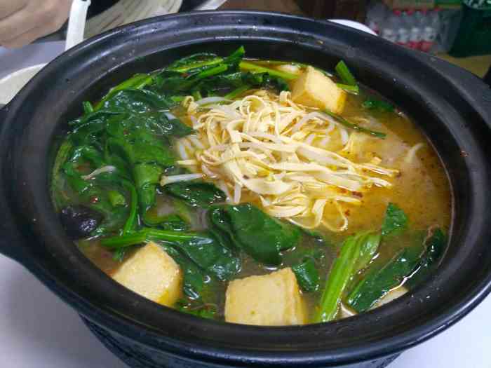 我跟我妈一般就正常点两人份微辣,再加上一份菠菜一份干豆腐丝,一人十