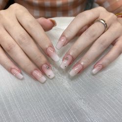 -花岐款式专研健康美甲沙龙