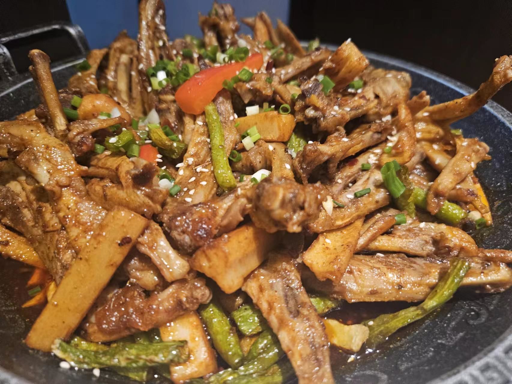 快来尝鲜干锅掌翅双拼.精心挑选的鸭掌和鸭