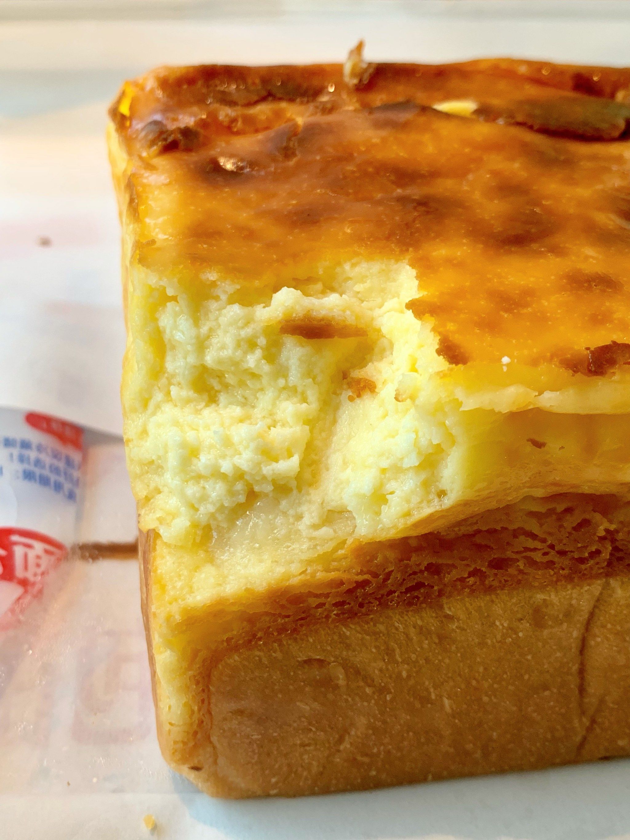 n和面包内芯交接的部分最好吃,柔软有韧性的吐司芯搭配巴斯克等于