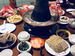 -洞庭洲·防空洞火锅·烧烤·铜锅涮肉(新百广场店)