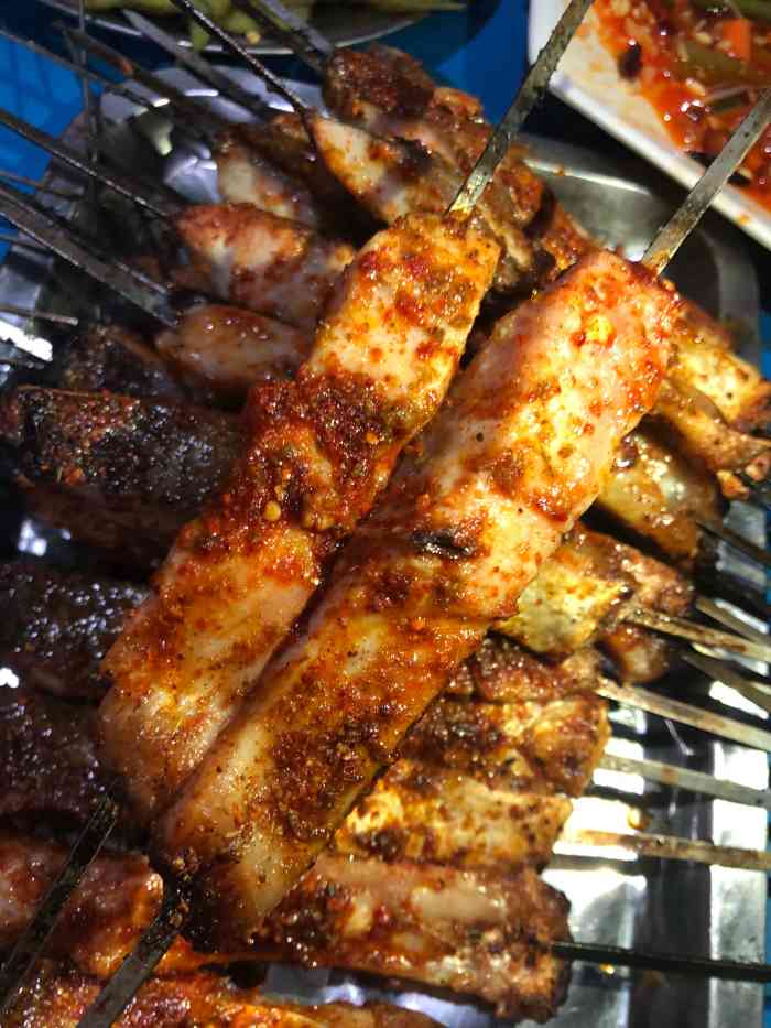 虎子烧烤-"他家烤肉不错,以前在火车站后面,现在这块.