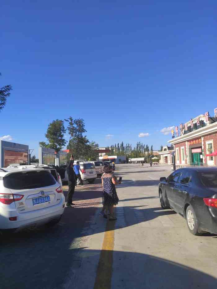 鸣沙服务区-停车场-"鸣沙服务区休息吃饭,餐厅不小,貌似厨师不.