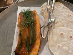 烟熏三文鱼配烤饺子皮和芥末籽酱-BOR Eatery(安福路店)