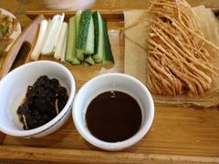 煎饼卷大葱-台儿庄一绝运河鱼馆枣庄辣子鸡(古城西门店)
