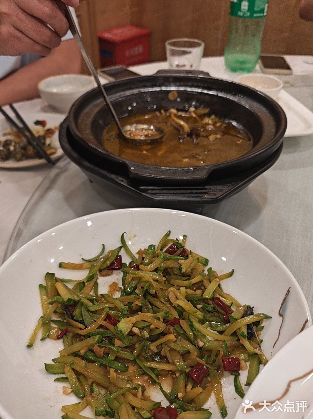 大圆桌下的友情时光
