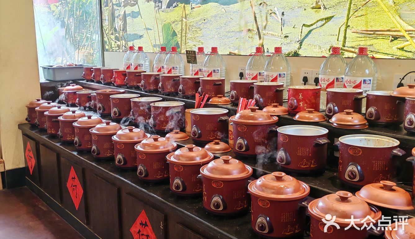 结果被街边的一家小店吸引了#小荷园乡野湖北菜