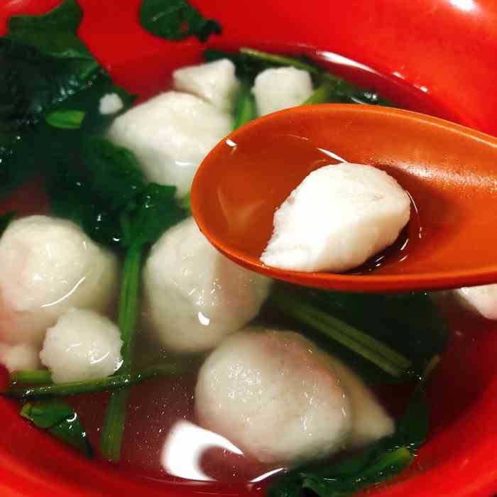 蟹粉一笼10个,原味一笼15个,一碗鱼丸汤大约9个鱼丸 有名的南翔小笼