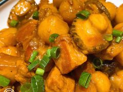 鲍鱼烧肉小土豆-东来菜馆•手抓海鲜家常菜•海鲜锅贴(鸽子窝店)