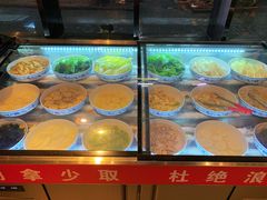 餐具摆设-牛满溢·自助潮汕鲜牛肉火锅(龙汇路店)