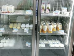 面包甜点陈列柜-白色日记·手作酸奶(麦凯乐店)