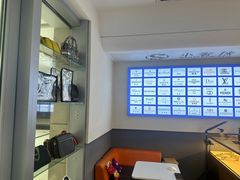 -小飞侠奢侈品回收 寄卖 养护(宝山宝龙广场店)