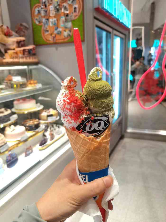 右转就可以看到了,很好找的,川香鸡快也很香很好吃的,甜筒甜而不腻,赞