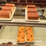 世纪东方广场阿拉菜场通往负一楼的一家店，由于当天工作日