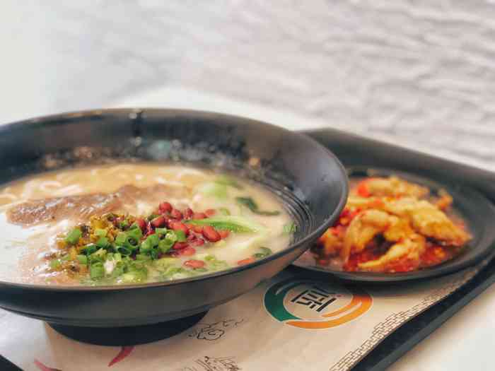 一禾汇米线-"要的鸡脚脚米线 味道还不错 鸡脚也很软糯.