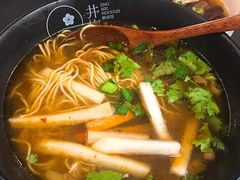 香辣牛骨汤面-贡梅老面馆·蟹粉面·无锡特色小吃(南长街主推店)