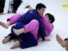 -菠萝格斗巴西柔术训练馆