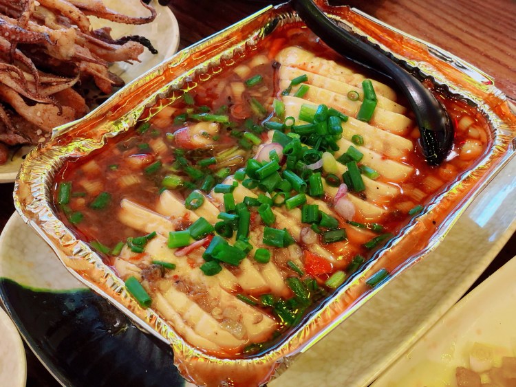 「锡纸豆腐」 豆腐非常嫩,建议用勺子舀一勺豆腐加酱汁 一口焖进嘴里
