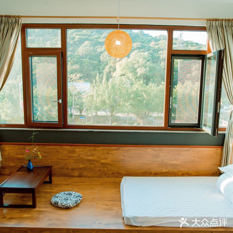 这间榻榻米房超喜欢，抬头入眼帘的便是罗浮山美景！