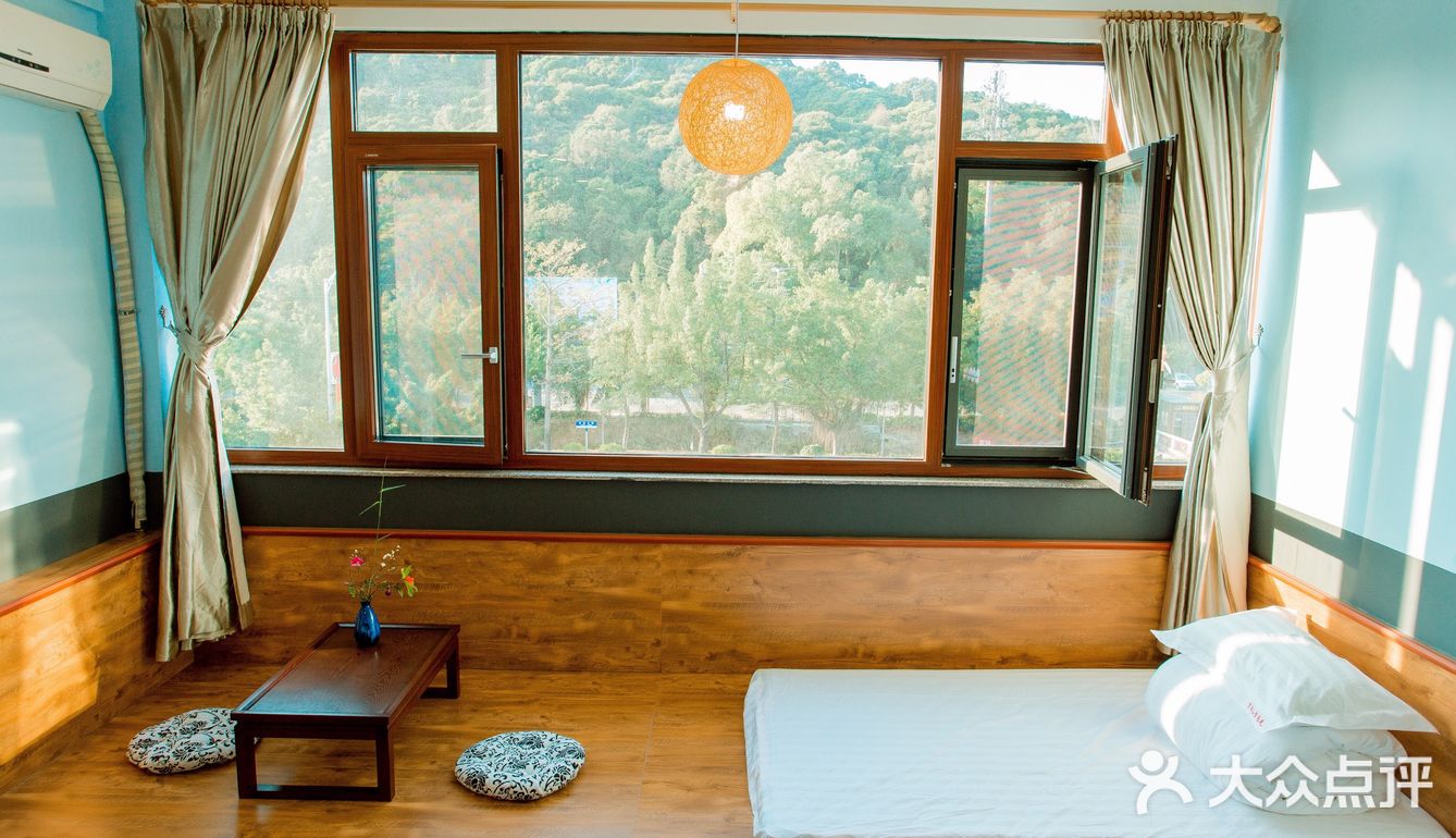 这间榻榻米房超喜欢，抬头入眼帘的便是罗浮山美景！