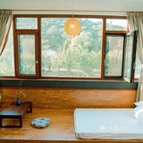 这间榻榻米房超喜欢，抬头入眼帘的便是罗浮山美景！